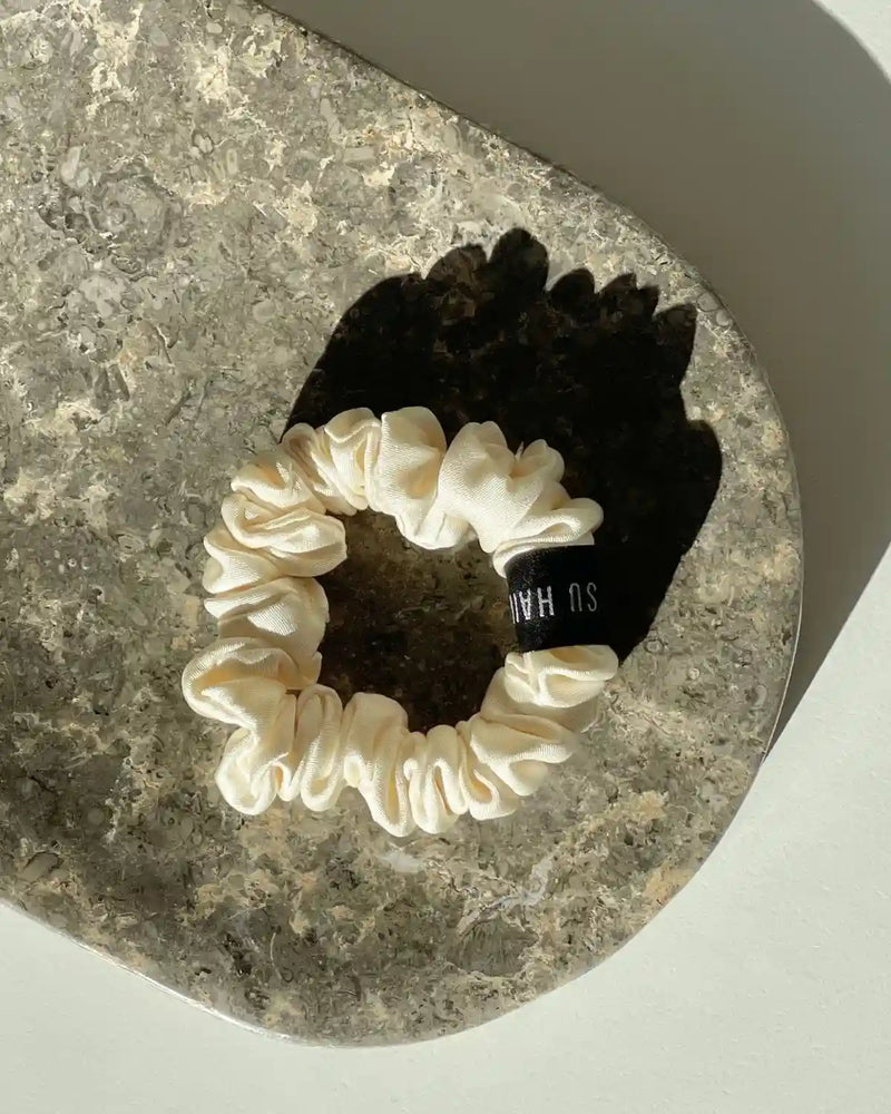 SU SILK SCRUNCHIE SMALL in Weiß – luxuriöses Haargummi aus 100 % upgecycelter Maulbeerseide für empfindliches Haar.