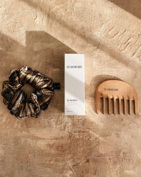 SU WORLD Geschenkset – luxuriöses Haarpflege-Set mit SU HAIROIL, SU COMB und SU SILK SCRUNCHIE BIG in Ethno Safari.​